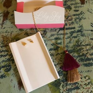 🌟B2G1🌟Lily Sky necklace and earring set NIB